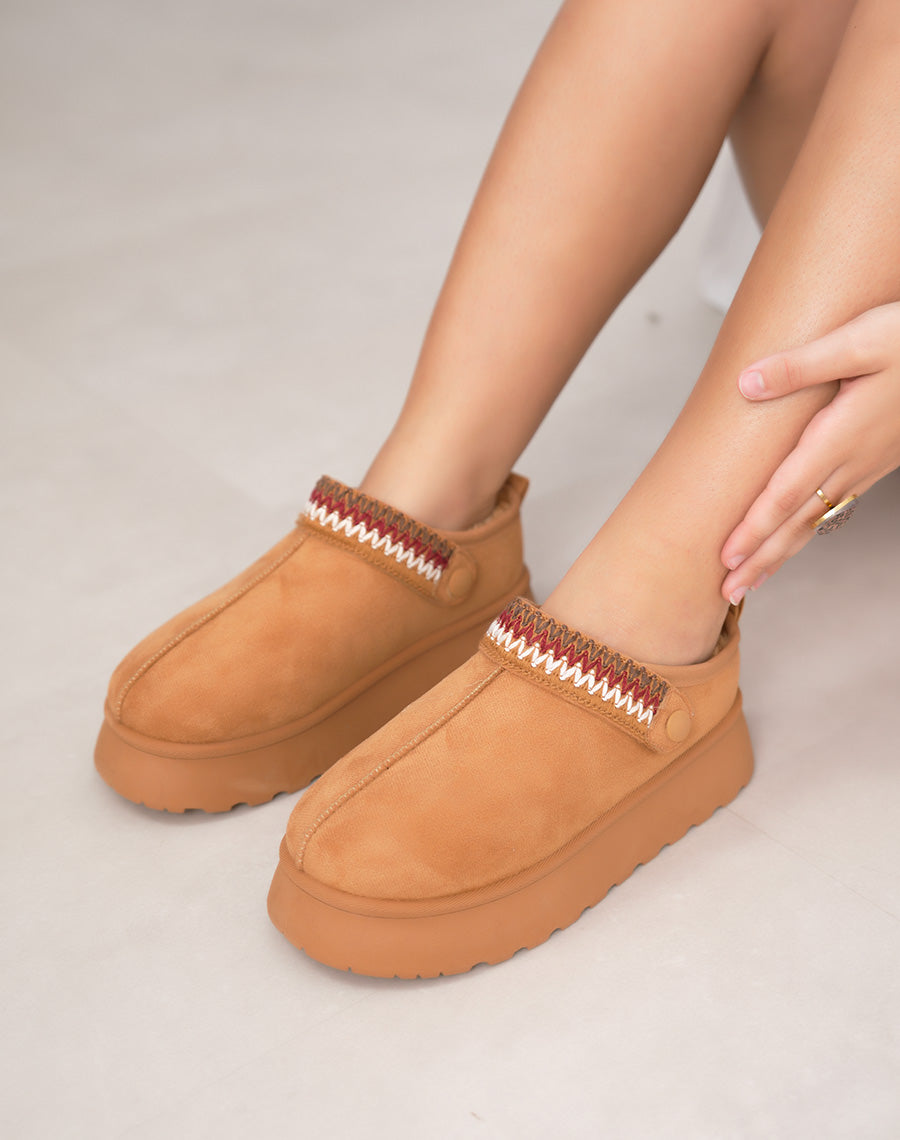 Mules femme camel en suédine fourrée avec détail cousu ajustable