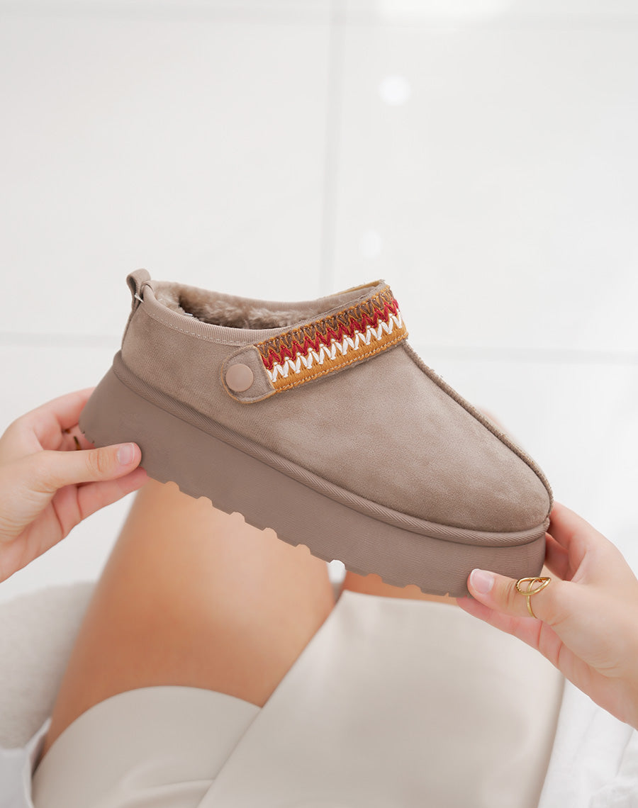 Mules femme taupe en suédine fourrée avec détail cousu ajustable