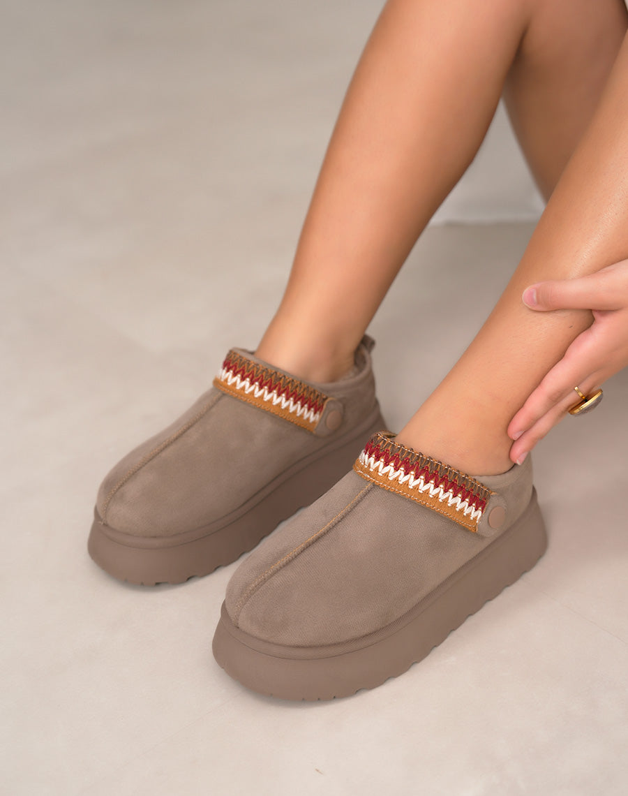 Mules femme taupe en suédine fourrée avec détail cousu ajustable