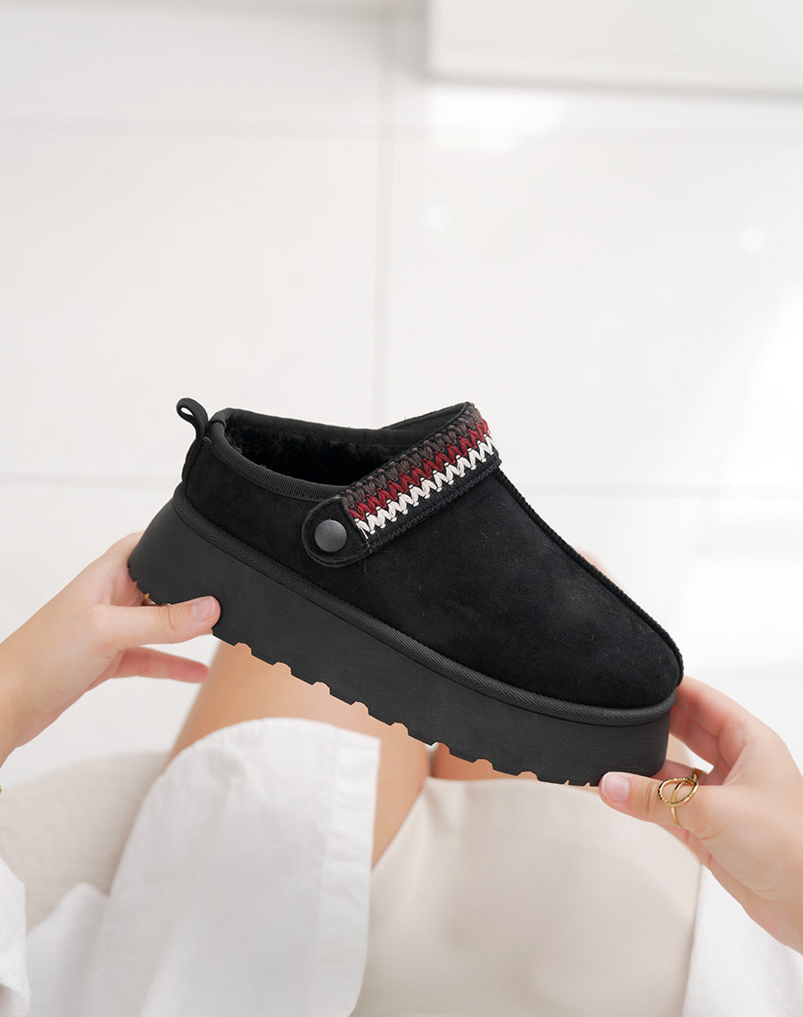 Mules femme noires en suédine fourrée avec détail cousu ajustable