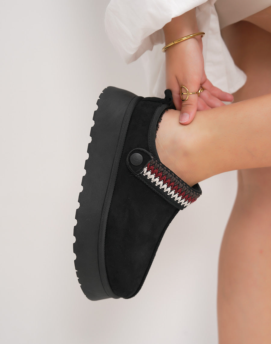 Mules femme noires en suédine fourrée avec détail cousu ajustable