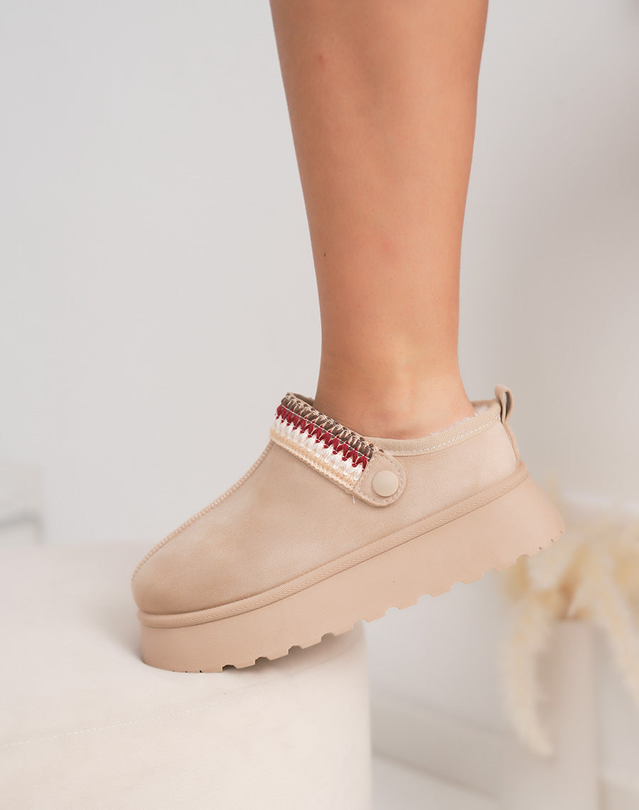 Mules femme beiges en suédine fourrée avec détail cousu ajustable