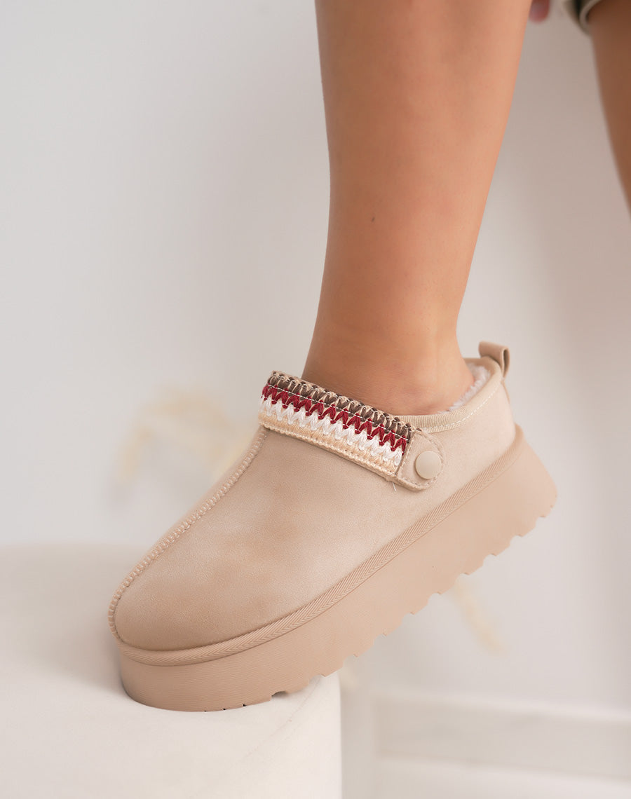 Mules femme beiges en suédine fourrée avec détail cousu ajustable