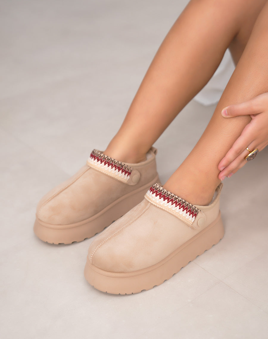 Mules femme beiges en suédine fourrée avec détail cousu ajustable