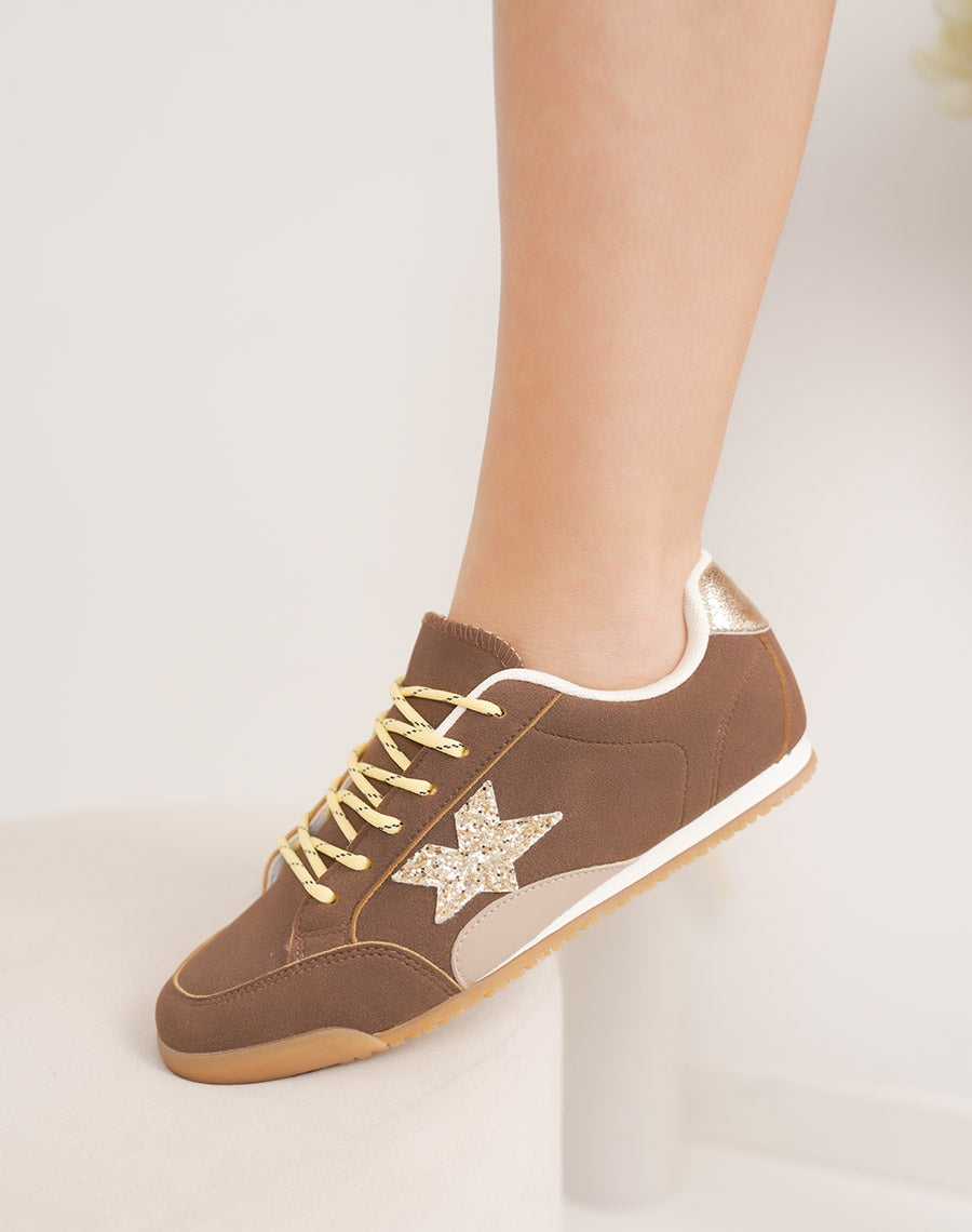 Baskets marron à semelle plate avec étoile dorée