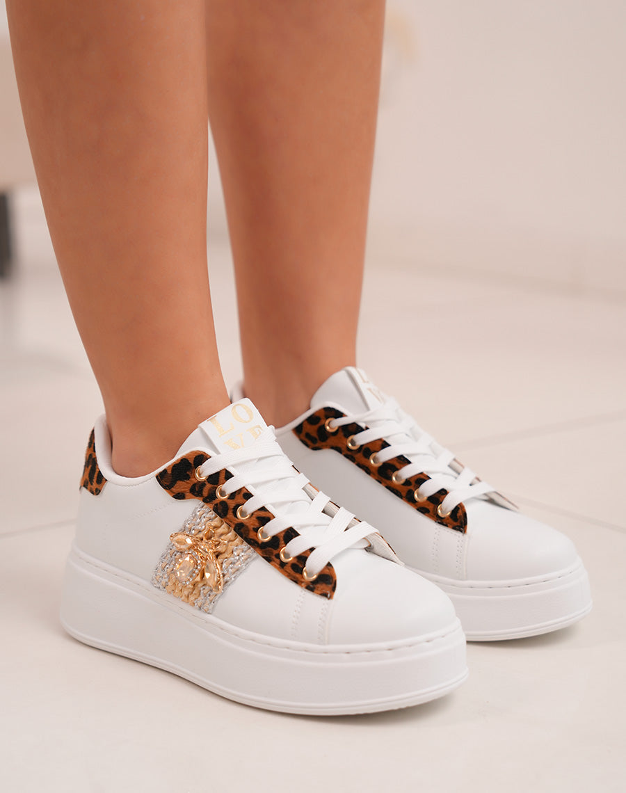 Baskets femme blanches tendance avec détails léopard et bijou doré
