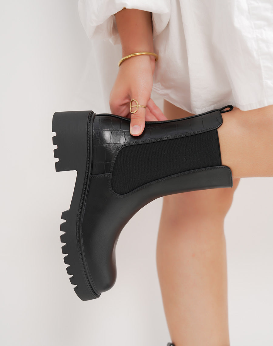 Bottines femme noires style chelsea tendance avec détail croco et semelle crantée