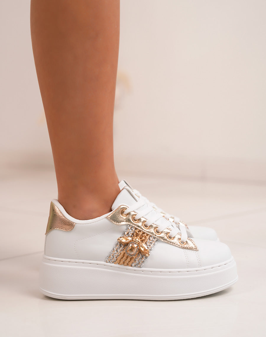 Baskets femme blanches élégantes avec bijou abeille et détails dorés grainés