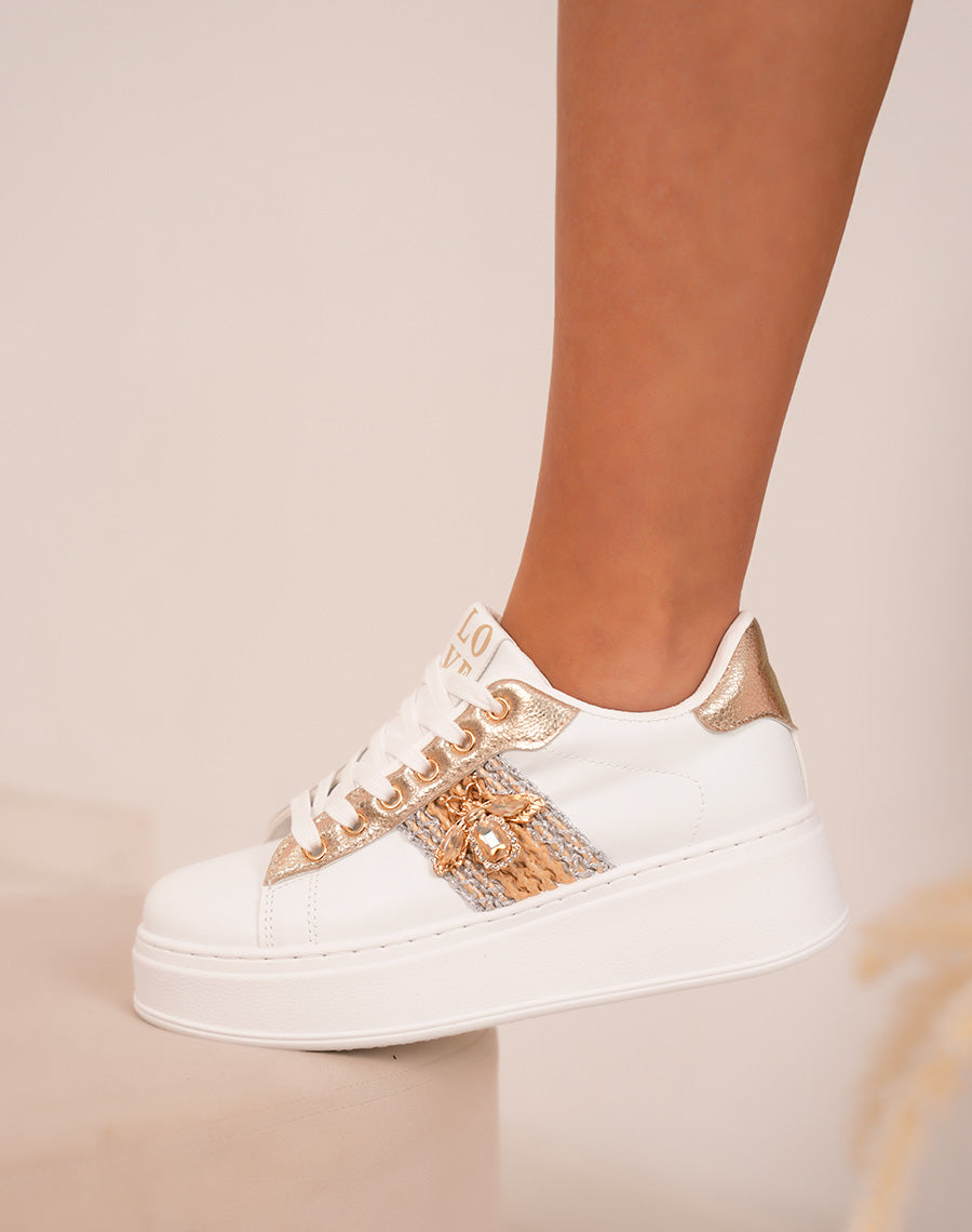 Baskets femme blanches élégantes avec bijou abeille et détails dorés grainés