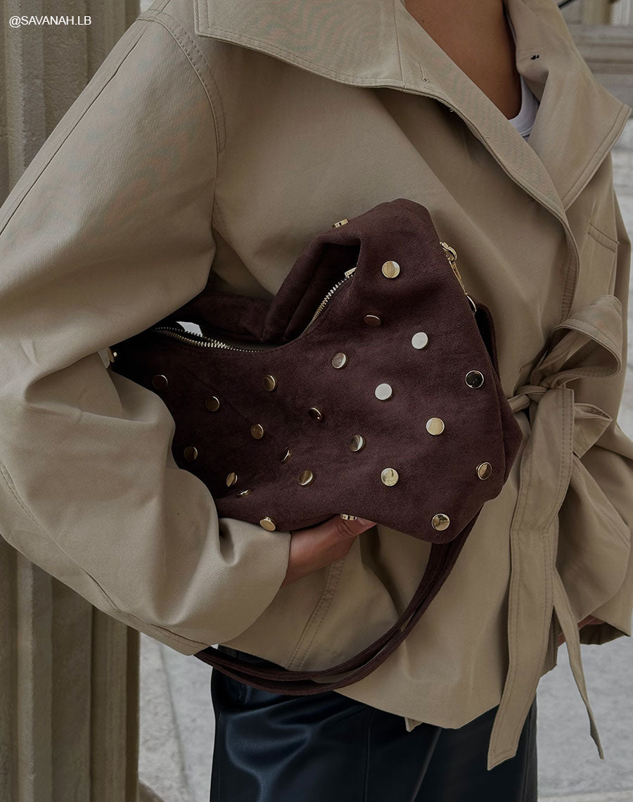 Sac besace marron en suédine avec clous dorés – Élégance rock et tendance