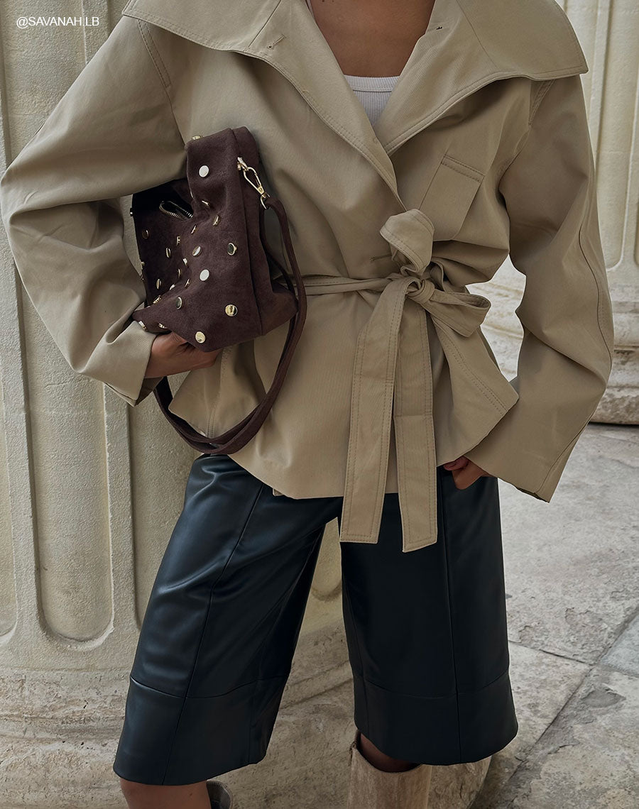 Sac besace marron en suédine avec clous dorés – Élégance rock et tendance