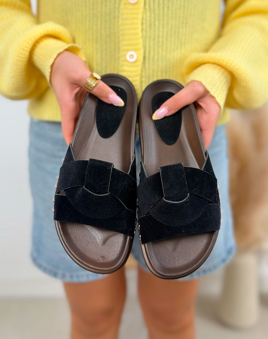 Mules femme noires tendance à lanières croisées en suédine avec clous dorés