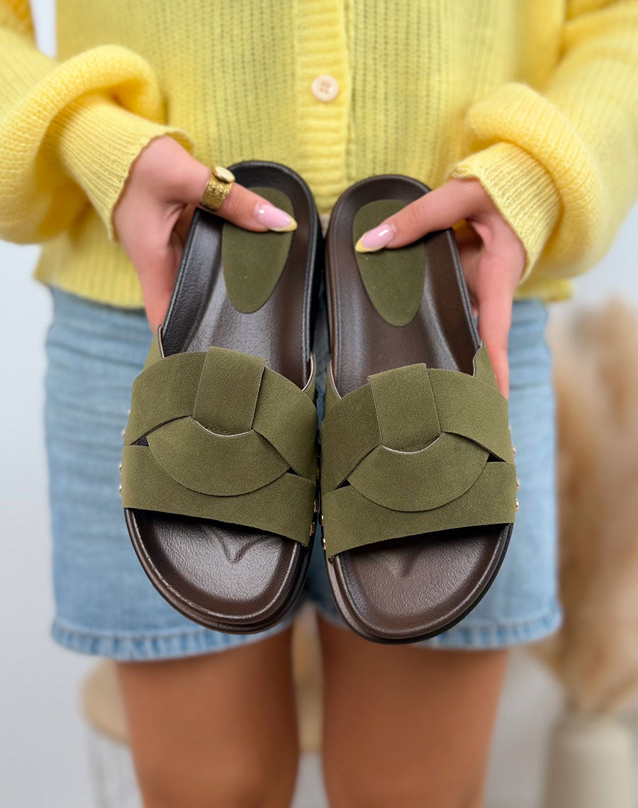 Mules femme kaki tendance à lanières croisées en suédine avec clous dorés