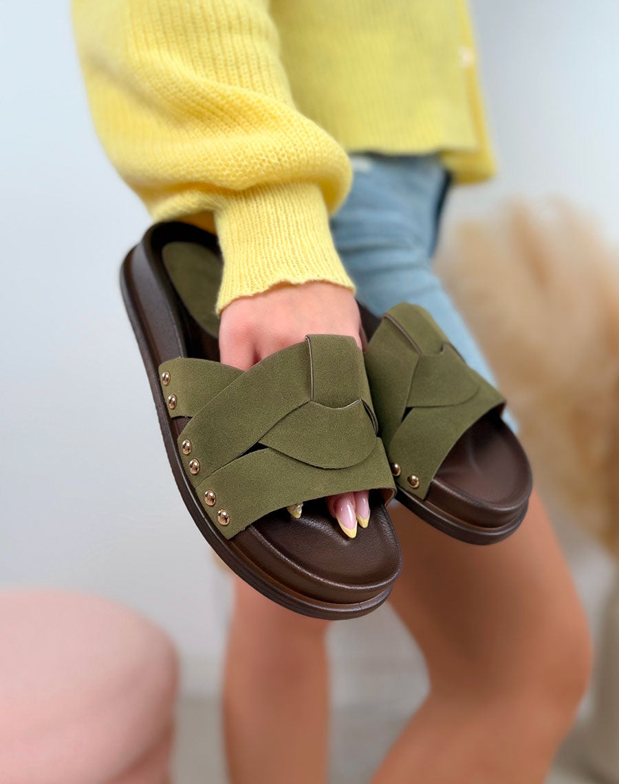 Mules femme kaki tendance à lanières croisées en suédine avec clous dorés
