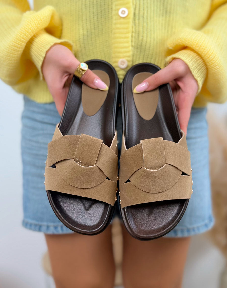 Mules femme beige tendance à lanières croisées en suédine avec clous dorés