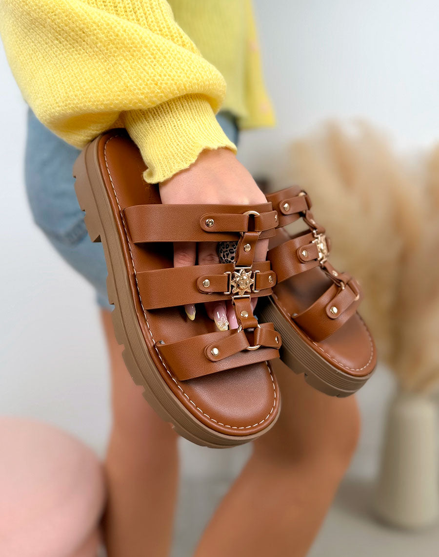 Mules femme camel tendance à triple lanière avec bijoux dorés et semelle crantée
