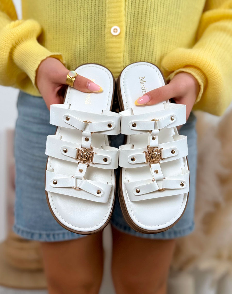 Mules femme blanche élégante à triple lanière avec bijoux dorés et semelle crantée