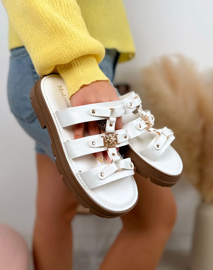 Mules femme blanche élégante à triple lanière avec bijoux dorés et semelle crantée