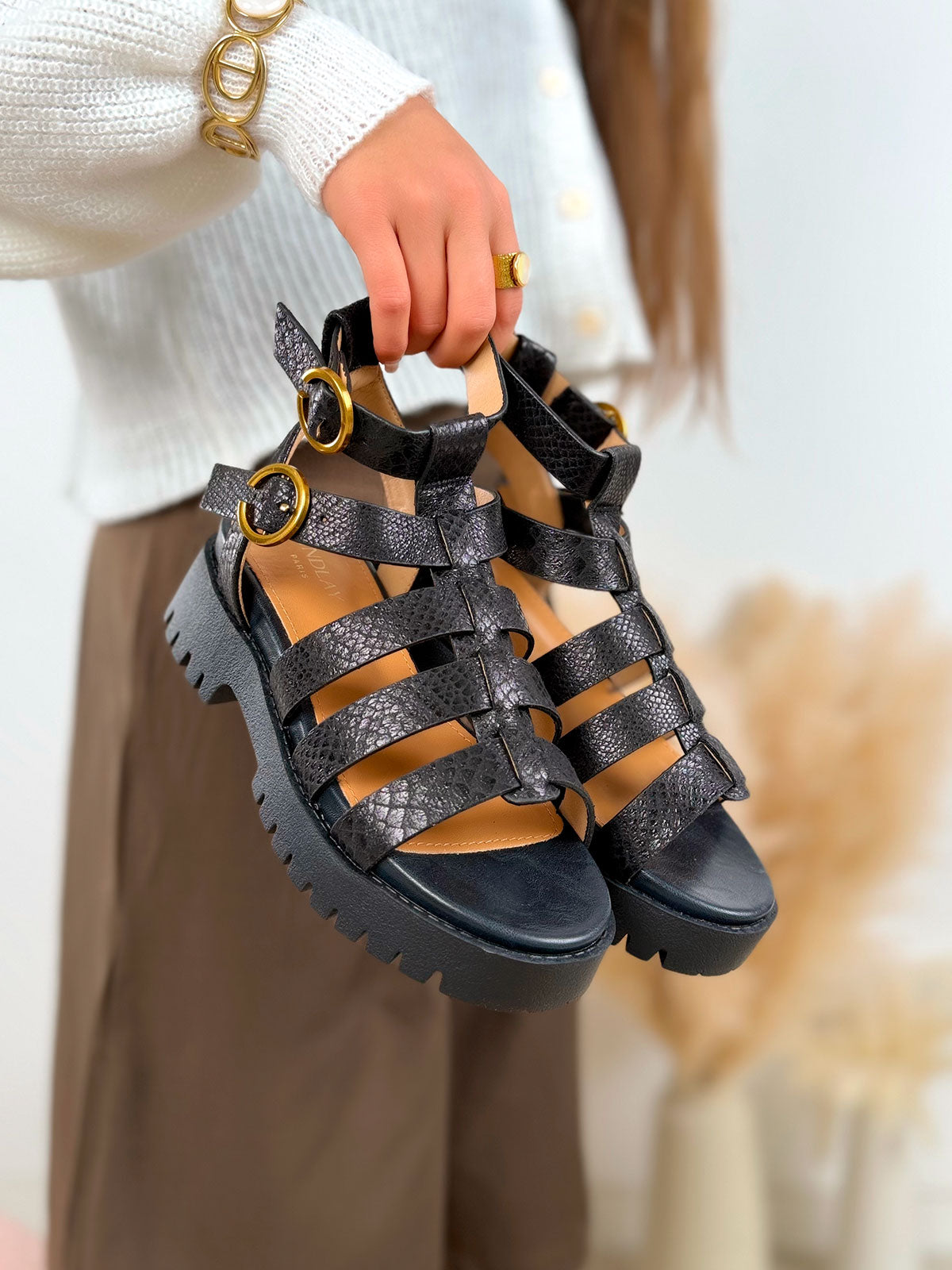 Sandales femme noires tendance effet croco avec brides multiples et semelle plateforme crantée