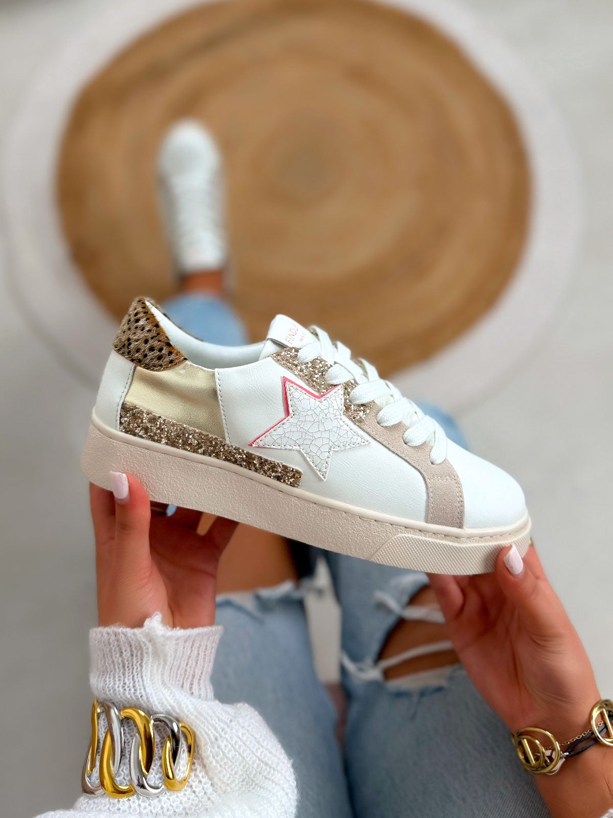 Basket femme blanche tendance avec étoile centrale et détails dorés pailletés