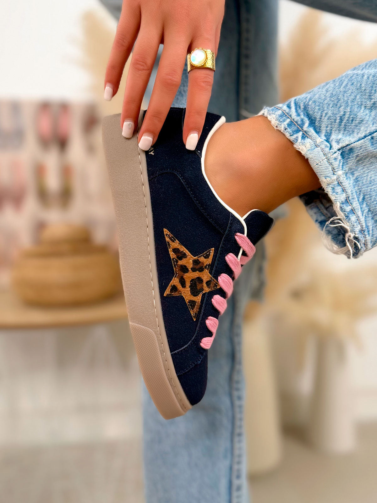 Basket femme bleu marine tendance en suédine avec étoile effet animal et lacets roses