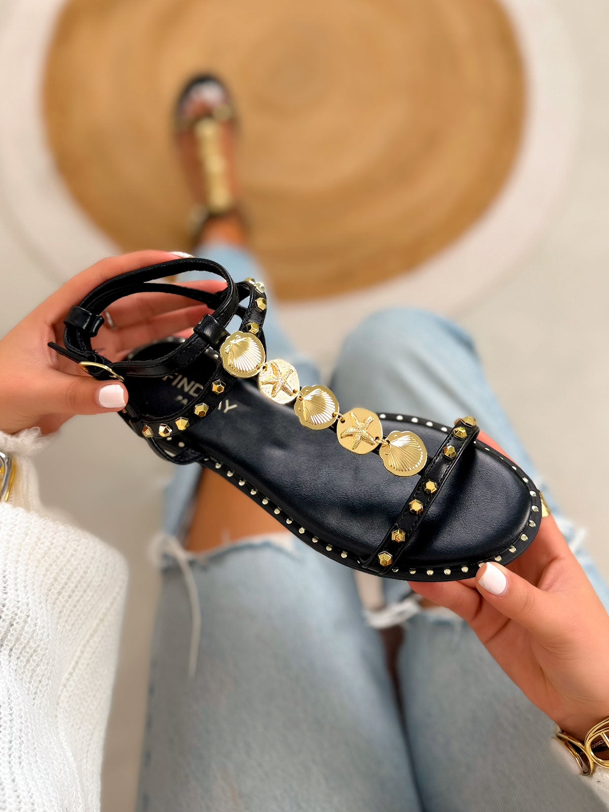 Sandales femme noires tendance avec clous dorés et bijoux coquillage style estival