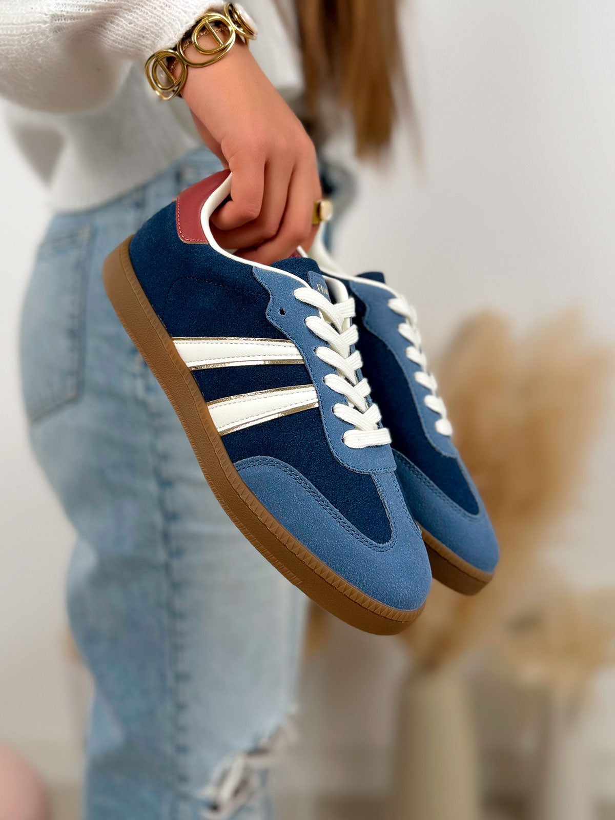 Basket femme bleue tendance en suédine avec rayures blanches et empiècement bordeaux
