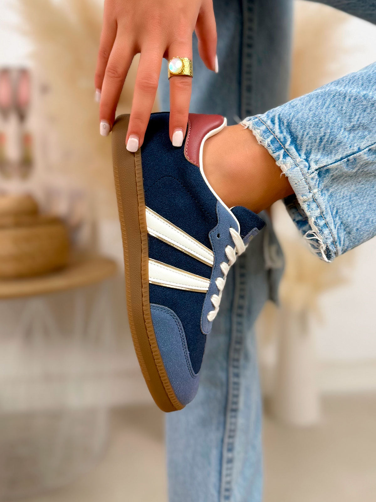 Basket femme bleue tendance en suédine avec rayures blanches et empiècement bordeaux