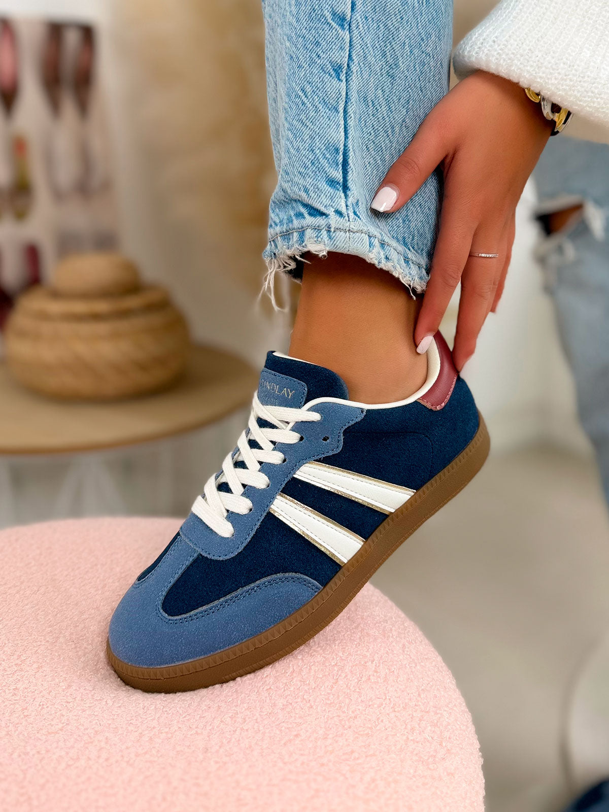 Basket femme bleue tendance en suédine avec rayures blanches et empiècement bordeaux