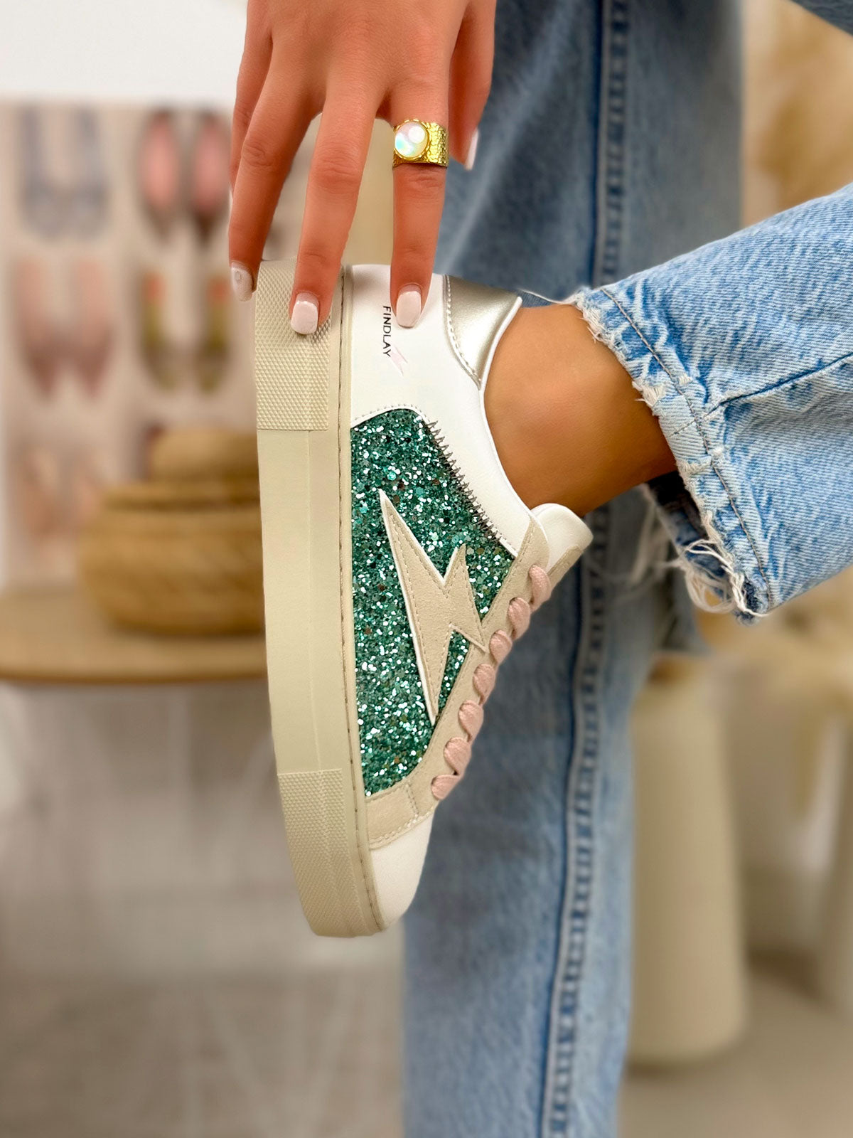 Basket femme blanche tendance avec empiècement vert pailleté et lacets roses