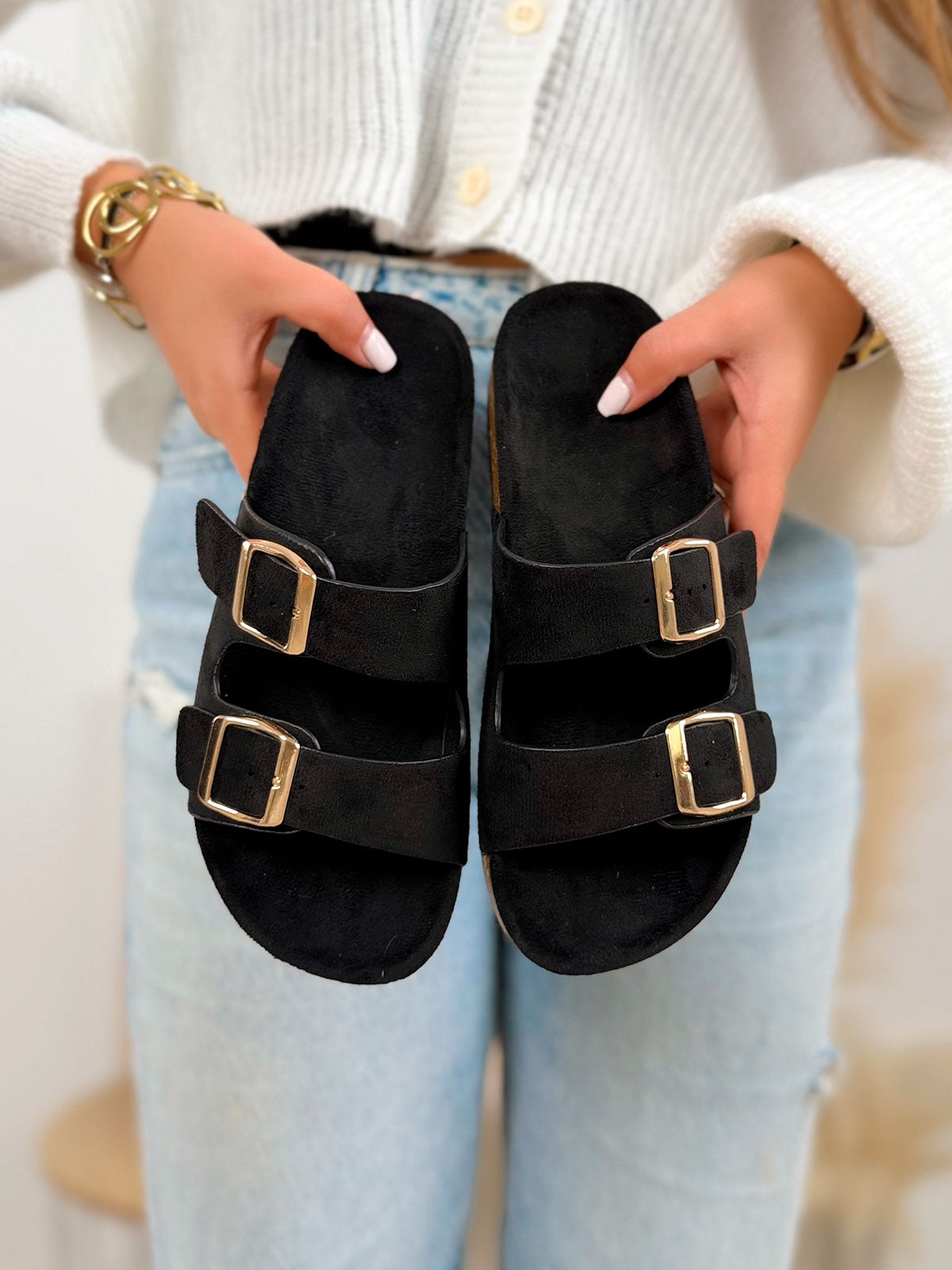 Mules femme noires tendance en suédine avec boucles dorées et semelle liège