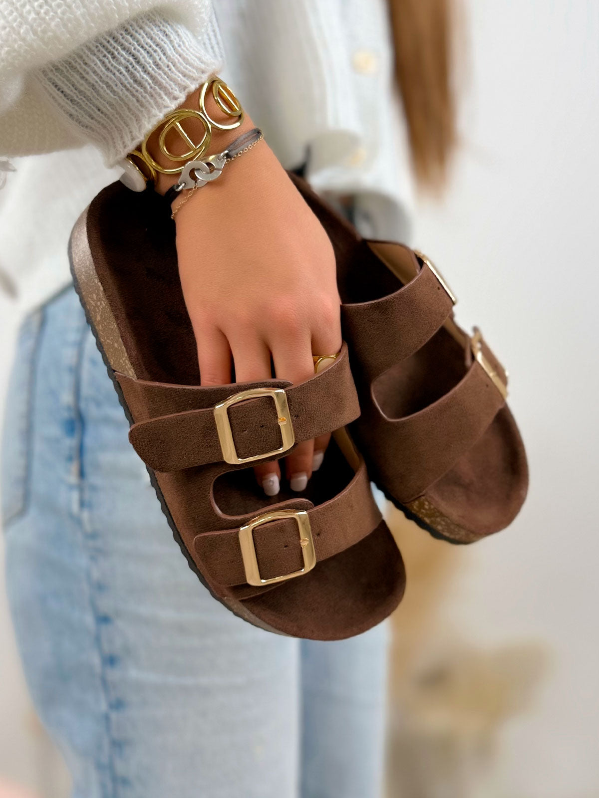 Mules femme marron tendance en suédine avec boucles dorées et semelle liège