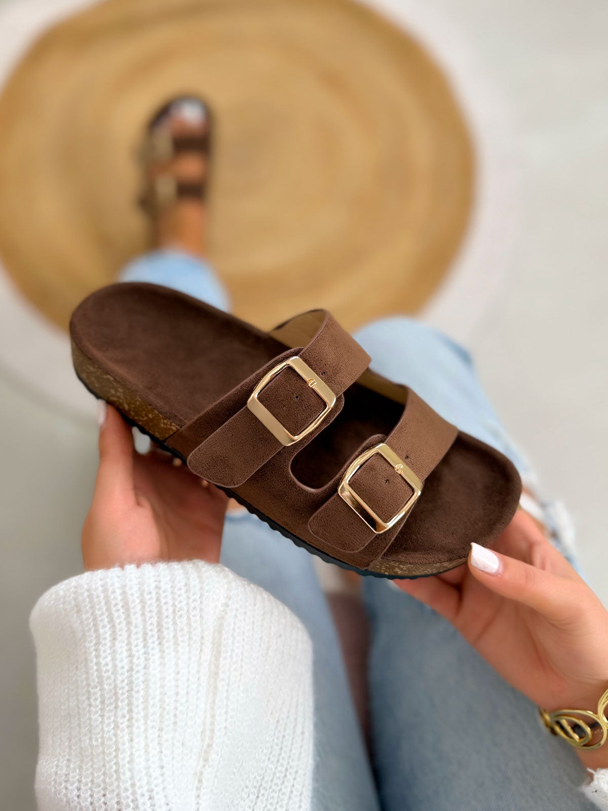 Mules femme marron tendance en suédine avec boucles dorées et semelle liège
