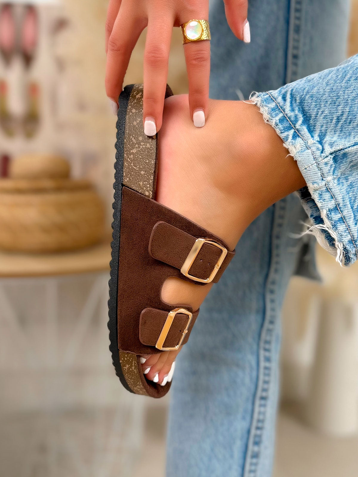 Mules femme marron tendance en suédine avec boucles dorées et semelle liège