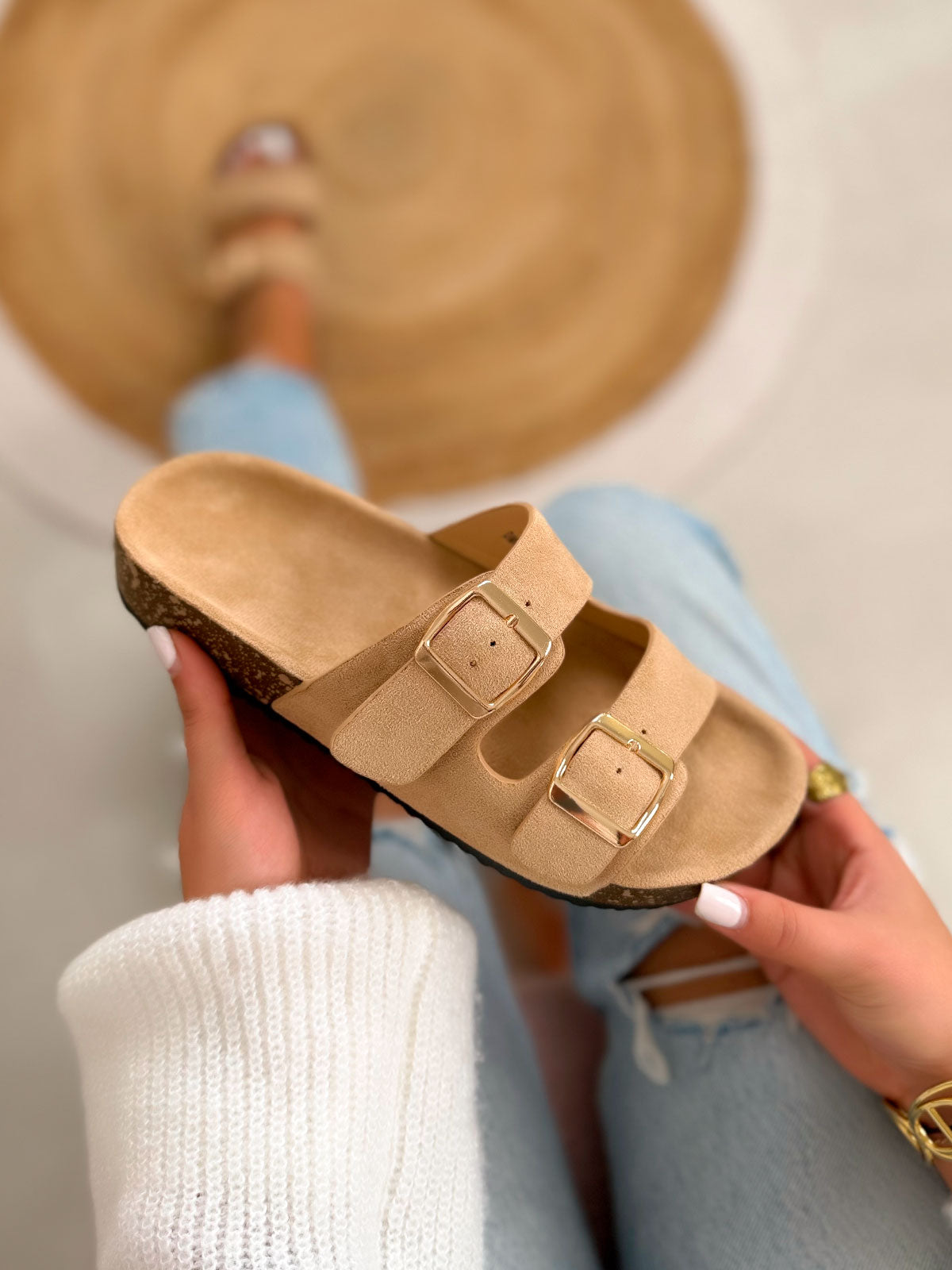 Mules femme beige élégantes en suédine avec boucles dorées et semelle liège