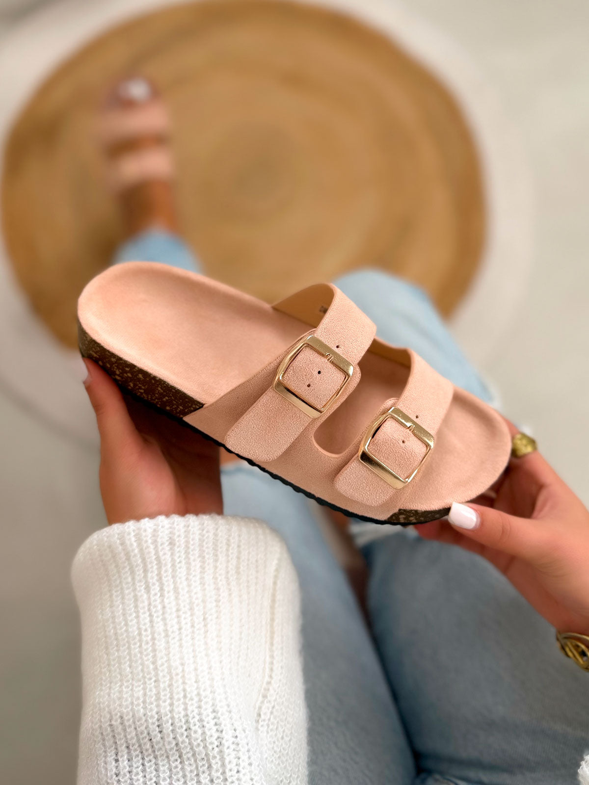 Mules femme roses tendance en suédine avec boucles dorées et semelle liège