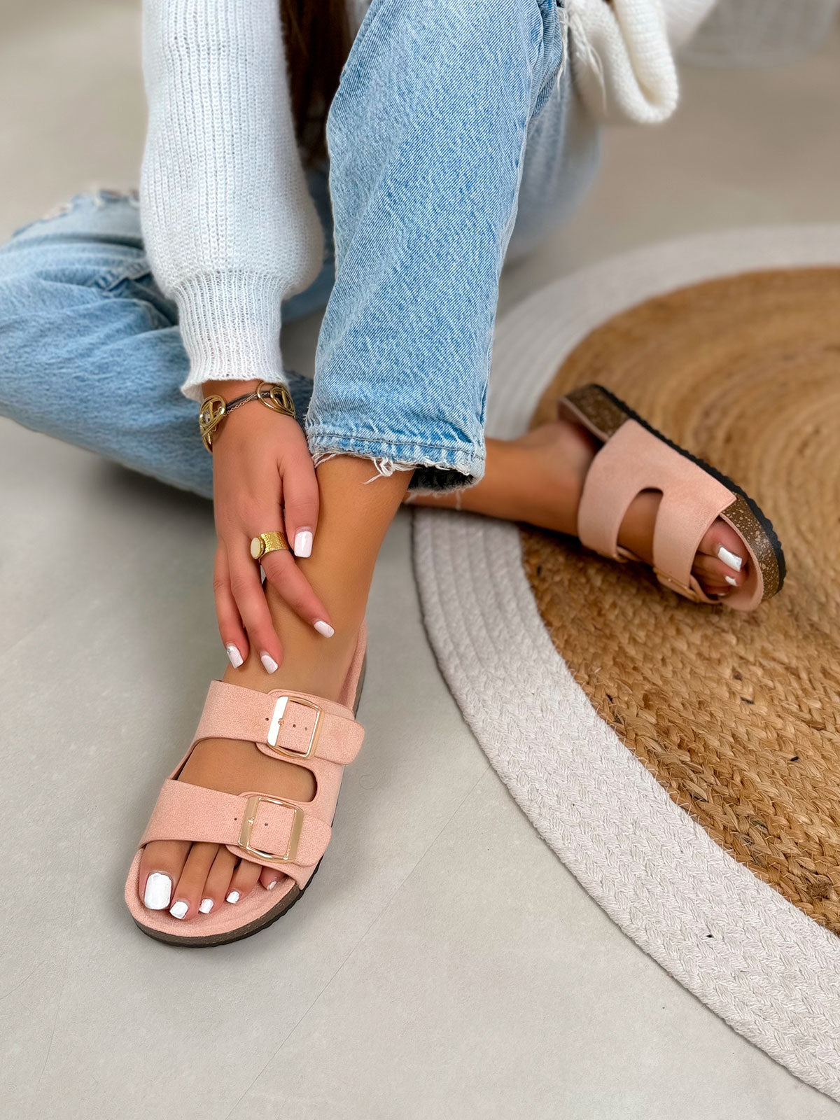 Mules femme roses tendance en suédine avec boucles dorées et semelle liège