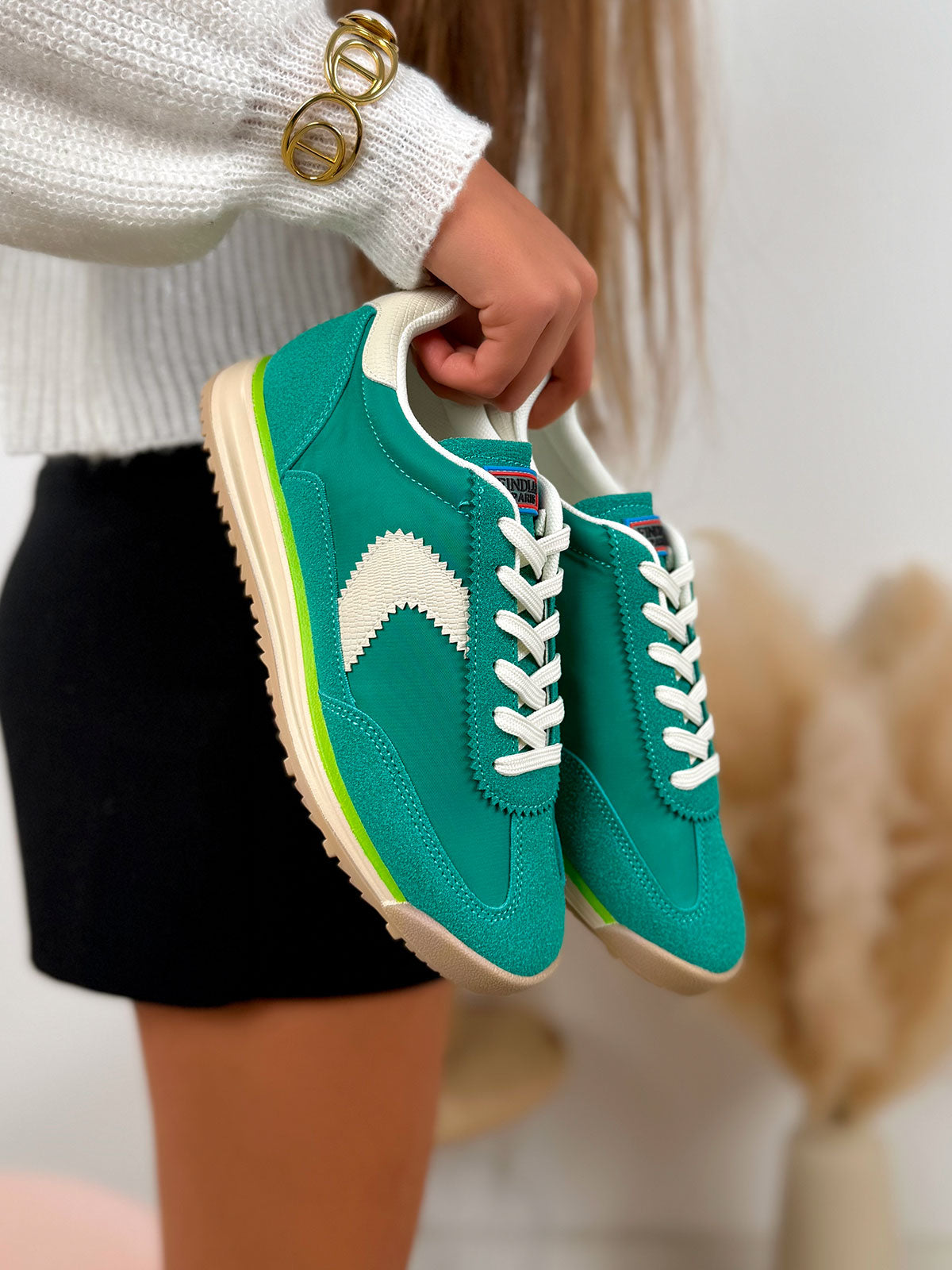 Basket femme verte tendance avec bandes blanches et semelle contrastée