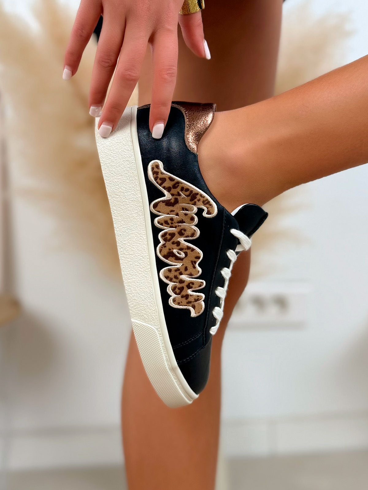 Basket femme noire tendance avec inscription amour effet animal et semelle beige
