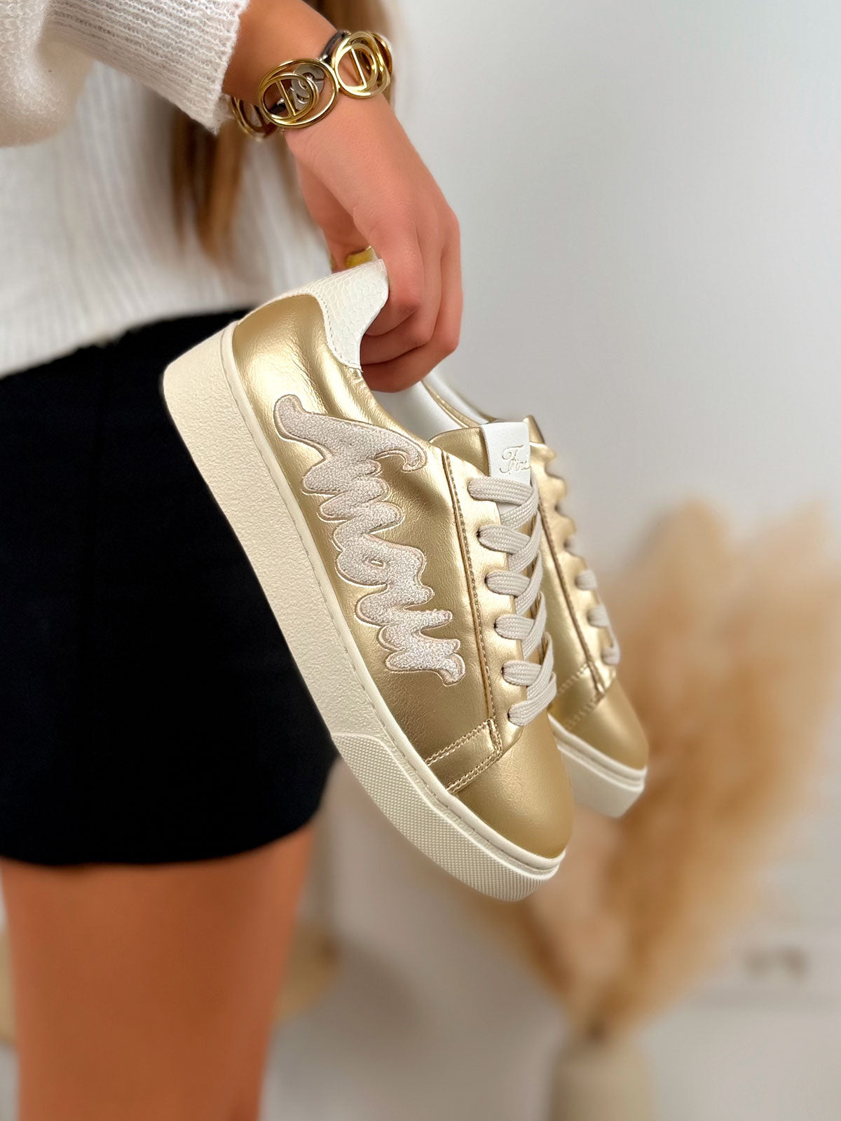 Basket femme dorée élégante avec inscription amour effet tissé et semelle beige