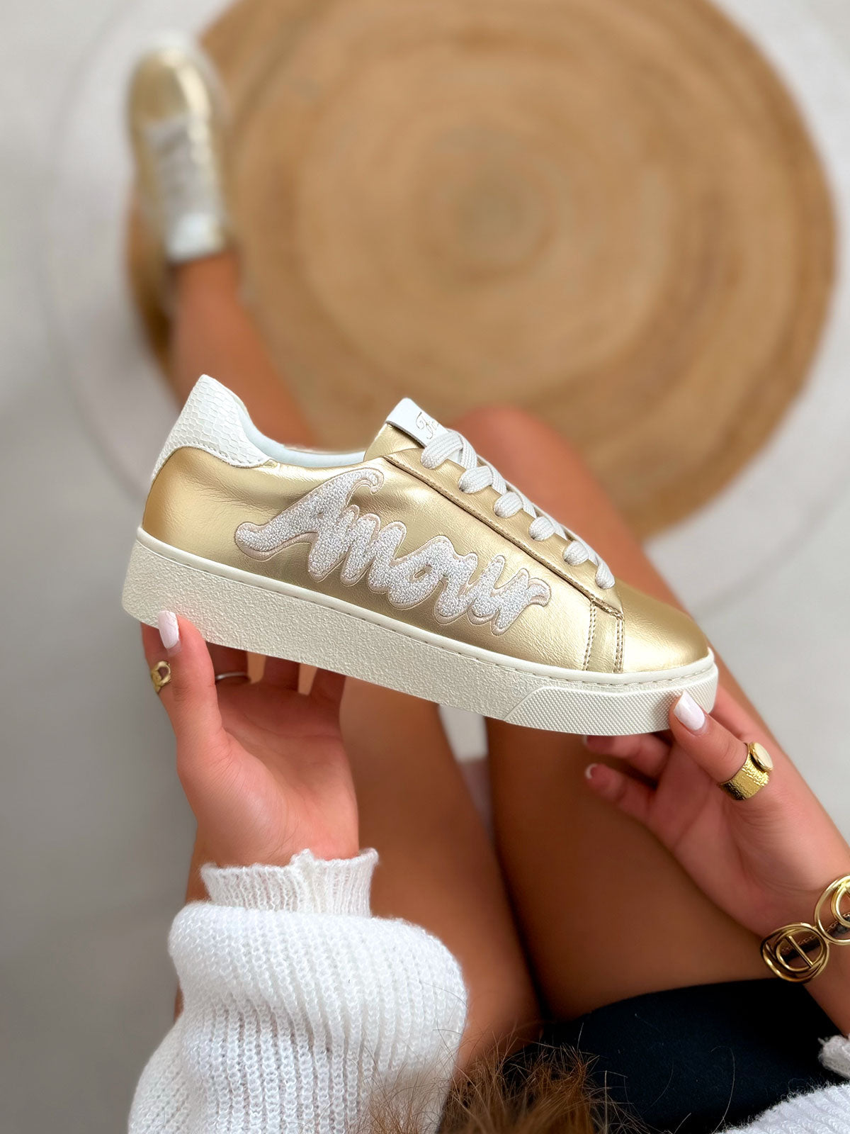 Basket femme dorée élégante avec inscription amour effet tissé et semelle beige