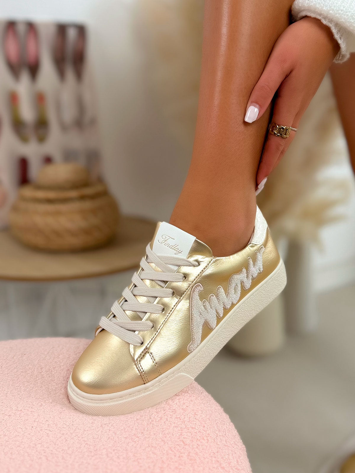Basket femme dorée élégante avec inscription amour effet tissé et semelle beige
