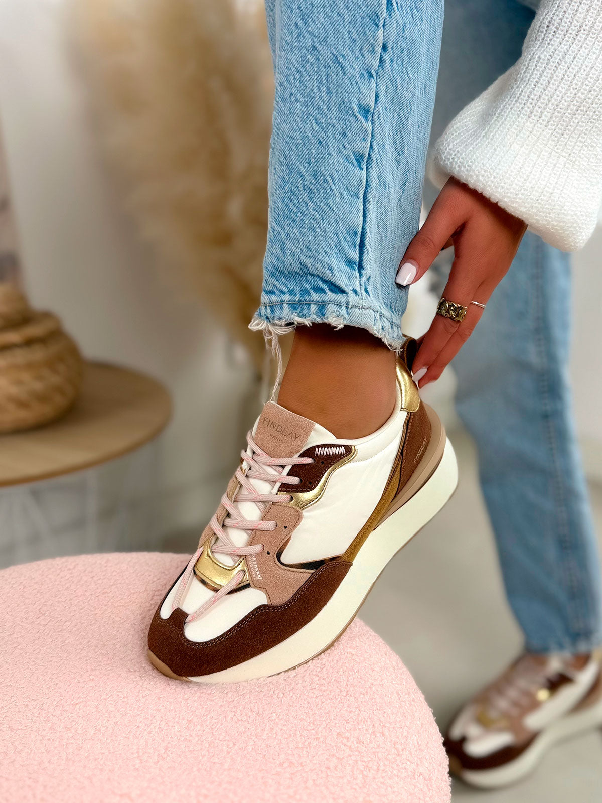 Basket femme blanche tendance avec empiècements camel marron et doré à semelle épaisse