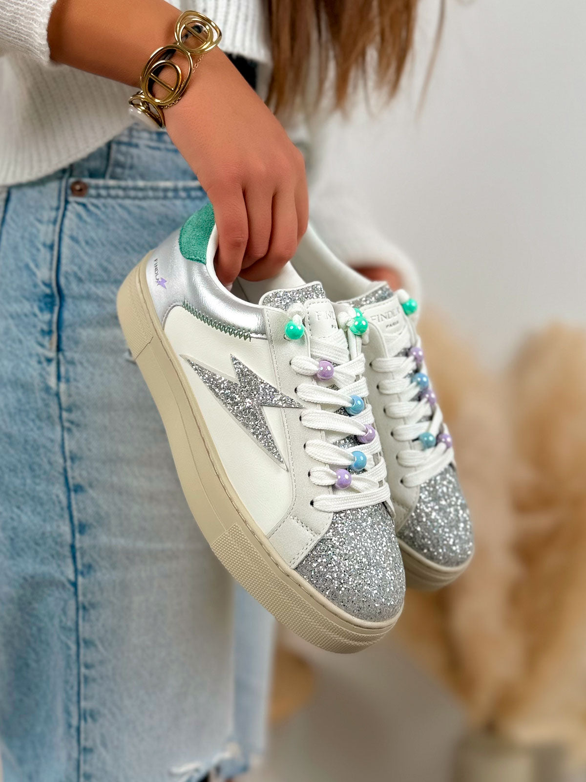 Basket femme blanche tendance avec éclair pailleté et perles colorées sur lacets