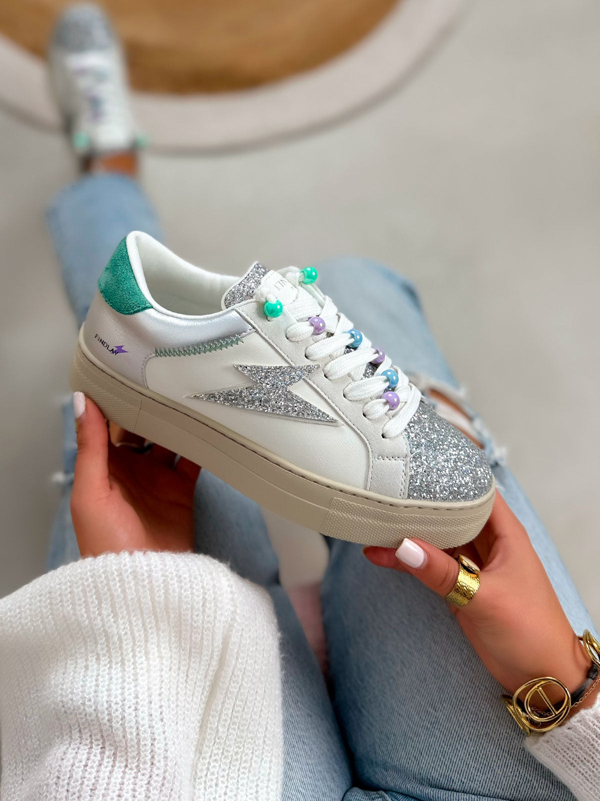 Basket femme blanche tendance avec éclair pailleté et perles colorées sur lacets