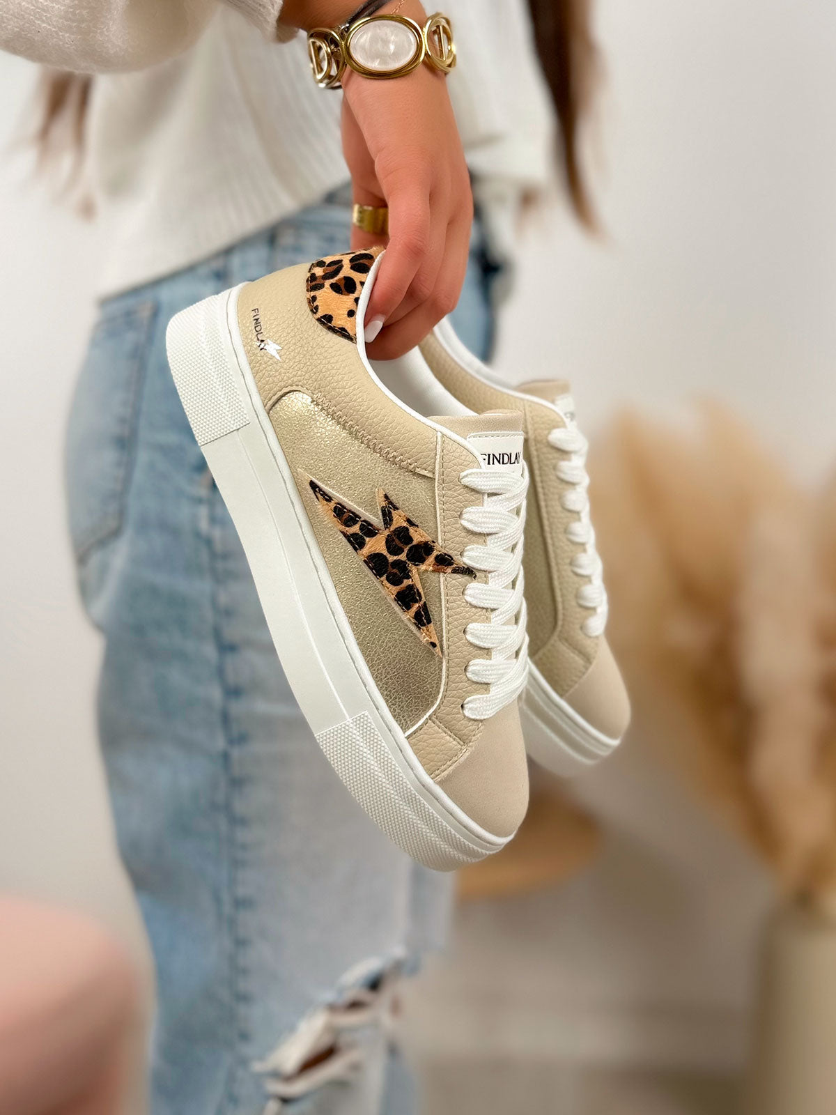 Basket femme beige élégante avec éclair effet animal et empiècements irisés