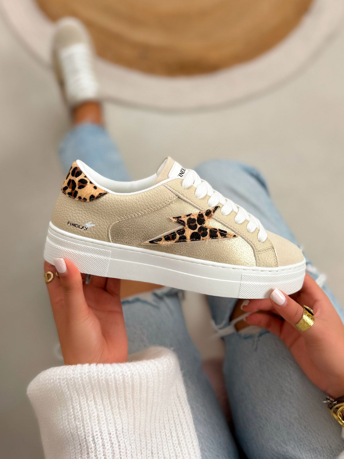 Basket femme beige élégante avec éclair effet animal et empiècements irisés