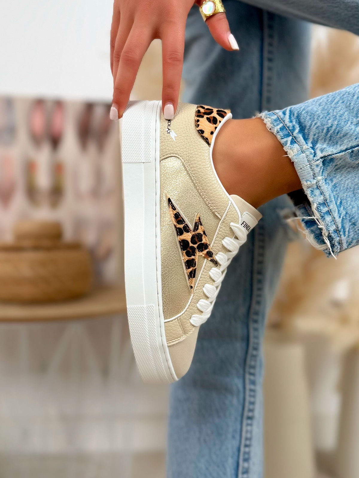 Basket femme beige élégante avec éclair effet animal et empiècements irisés