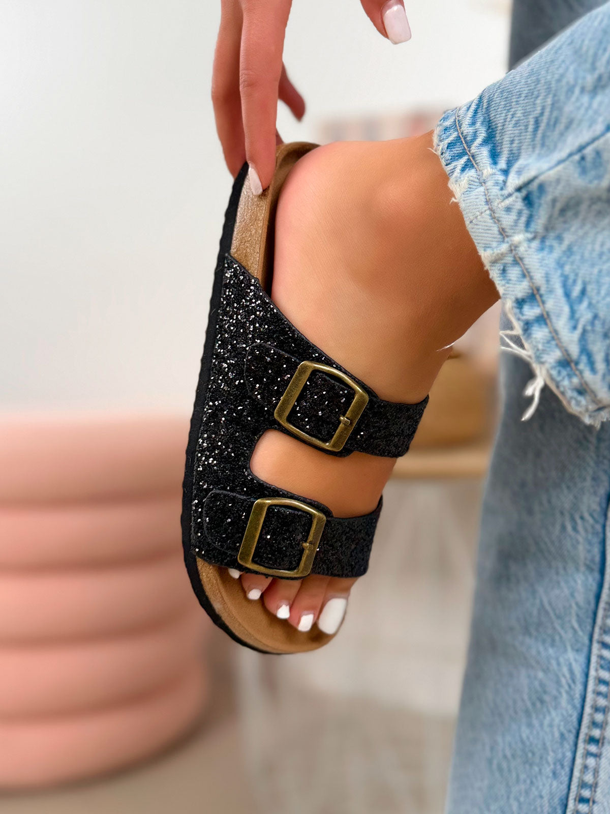 Mule femme noire élégante à doubles brides pailletées et boucles dorées