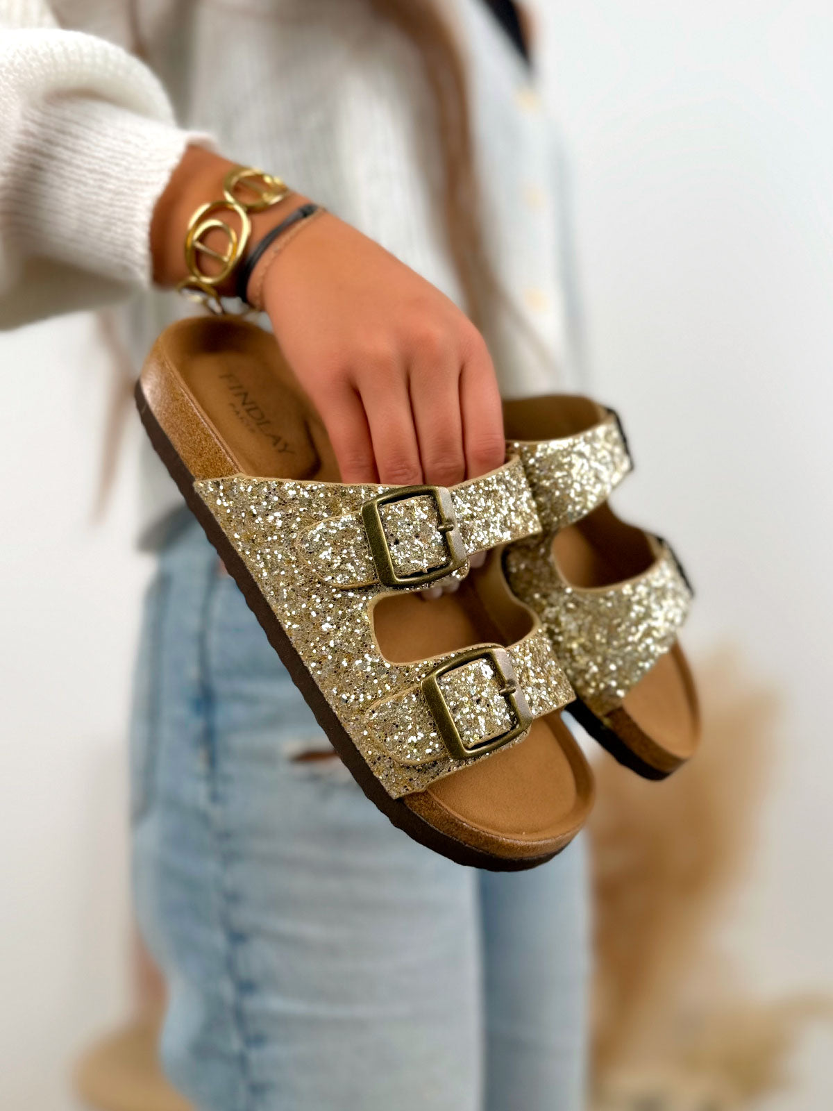 Mule femme dorée tendance à doubles brides pailletées et boucles ajustables